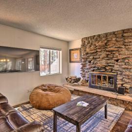 Hot Tub Hideaway in Pinetop: Bring Your Pet!, hotel in Pinetop-Lakeside