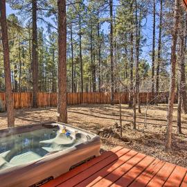 3-Cabin Pinetop Compound w/ Hot Tub & Yard, hotel u gradu Pajntop-Lejksajd