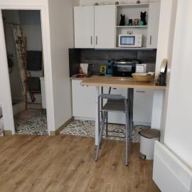 Studio cosy - proche gare & centre-ville - stationnement - cour intérieure table & chaises
