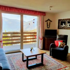 Studio for 2-4 guests with balcony and panorama view, hotelli kohteessa Emmetten