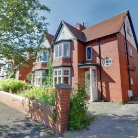 Large 5 Bed House in Scarborough near the beach, Large Garden & HOT TUB