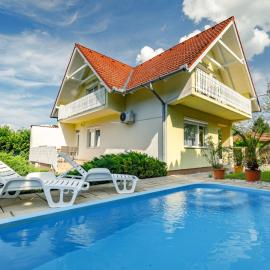 Holiday Home Edina by Interhome, hotel in Balatonszárszó