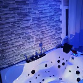 Chambre meublée indépendante, jacuzzi dans la chambre à 60110 Amblainville près de Paris