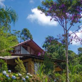 Chalé Pakere Montanha Lumiar - Conforto a mais de 1000 metros de altitude junto a natureza, wifi, piscina, sauna e água de nascente - locação do chalé sem prestação de serviços