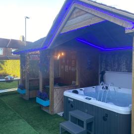 6 Bed-Sleeps 12-Hot Tub-Free Parking-Pet Friendly