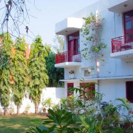 Falcon guest house, hotel in Bharatpur