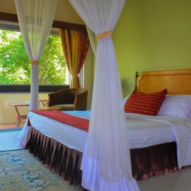 Equator Hotel, מלון בארושה