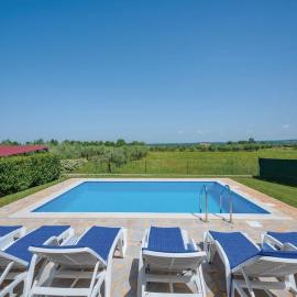 Holiday House Verica with pool, hotel a Rošini