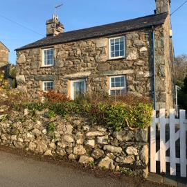 Sea view cottage walk to beach dog friendly, hotel en Llanfair