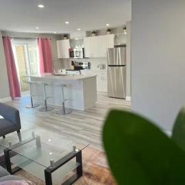 ENTIRE 2 BEDROOM APARTMENT DOWNTOWN - u2, hotel in Kitchener