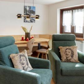 HelloChalet - Maison Mont Fleury- newly refurbished 50 mt center and ski bus stop, хотел в Валтурненче