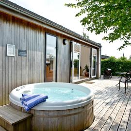Amber Lodge, Strawberryfield Park - Hot Tub - Free WiFi & Parking, hotel sa Cheddar