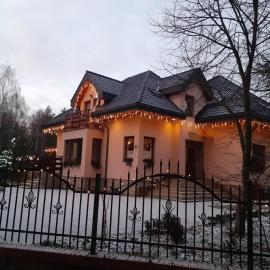 Noclegi Pod Dębem , Wiśniówka، فندق في Brzózki