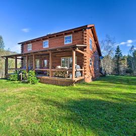 Pet-Friendly New York Cabin w/ Hot Tub & Game Room, hotelli kohteessa Maplecrest