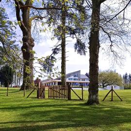 Hôtel le Corbusson Laval Ouest、Saint-Berthevinのホテル