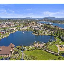 Modern Riverstone Condo with Grand Deck - Steps to Shops, Restaurants, Trails and River, hotel in Coeur d'Alene