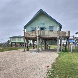Walk to Shore: Cottage w/ Deck in Surfside Beach!, hotel in Freeport