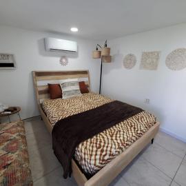 Aguadilla Breeze apt in gated complex 8 minute walk to Crashboat beach، فندق في أغواديلا