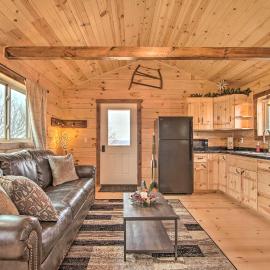 Serene Views: Quiet Farmhouse Cabin in Wisconsin!, hotel in Blanchardville