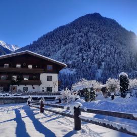 Haus Gartner 4-5 pers appartement, hotel a Sulzau