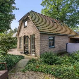 Vakantiehuis in het bos met jacuzzi en sauna, Hotel in Lunteren
