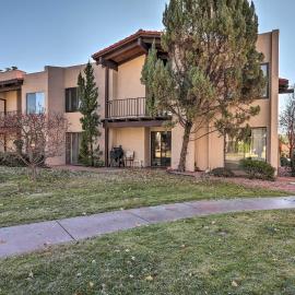 Mtn-View Condo w/ Hot Tub Access in Sedona!、セドナのホテル