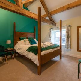 Caer Fedwen Barns Dyffryn Cottage King bed self catering with Hot Tub, hotel in Denbigh