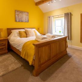 Caer Fedwen Barns Heulog Cottage King Bed Self Catering with Private Hot Tub, hotel i Bodfari