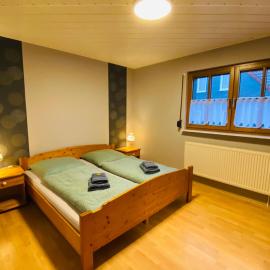 Ferienwohnung An den Erlewiesen, 3SZ, 85qm, Kamin，Schleusingen的飯店