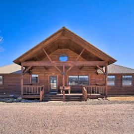 New Mexico Cabin Hideaway w/ Eagle Nest Lake Views, hotel in Eagle Nest