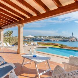 Chalet Frente Faro Portoclom, viešbutis mieste Porto Kolom