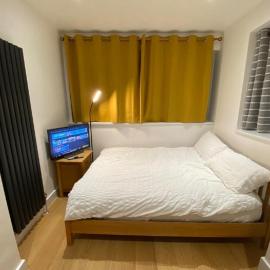 Double Bedroom with en-suite shower & free parking, hotel in Belvedere