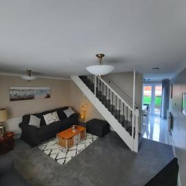 Cosy 3 bedroom residential house, private garden, 30 minutes from Alton Towers, 5 minute walk to Trentham Gardens., hotell sihtkohas Stoke-on-Trent