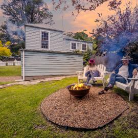 Pet-Friendly Blue Mountains Cottage with Indoor Fireplace, hôtel à Mount Victoria