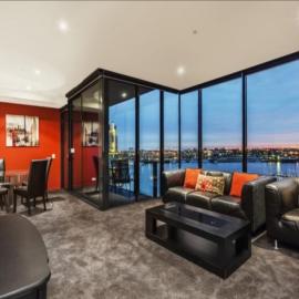 Lovely waterfront condo with swimming pool and gym in the heart of Docklands, hotel di Melbourne