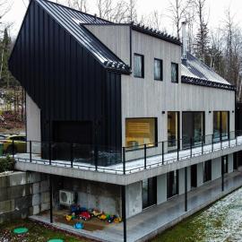 Chalet Flodhaus- Bord Rivière St-Maurice (navigable) / SPA /SAUNA - Chalets Galaxia, hotel in Saint Roch de Mekinac
