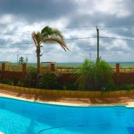 Beach House Opposite Ocean 4 Bed 2 Bathroom with pool, hotelli kohteessa Geraldton