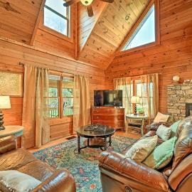 Creekside Bryson City Cabin w/ Private Hot Tub, hotel em Bryson City