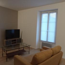Appartement T3 en duplex, מלון בLa Creche