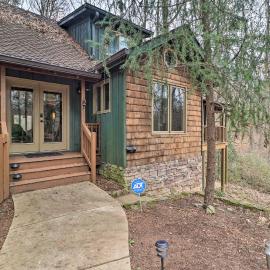 Cozy Conyers Cabin w/ Fireplace & Pool Table!, Hotel in Conyers