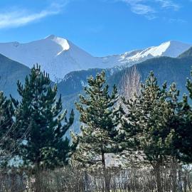 Ground floor 2-bedrooms, 2-bathrooms apartment near Bansko in a complex with pools and SPA included, hotel sa Razlog