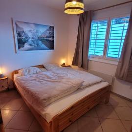 Appartement avec terrasse ensoleillée، فندق في غرويير