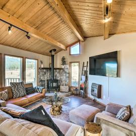Angel Fire Mtn View Cabin w/ Hot Tub: 2 Mi to Ski، فندق في أنجل فاير