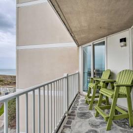 Colorful Beachfront Condo w/ Resort Amenities, viešbutis mieste Nort Topseil Bičas