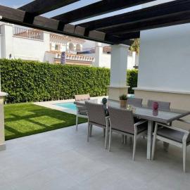 Fantastica villa con piscina en gran golf resort, hotel em Roldán