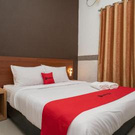 Kebantenan Tiga में, होटल RedDoorz Syariah near Kota Cinema Mall Jatiasih