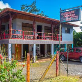 Cabinas Cascada Rio Celeste, hotelli kohteessa Bijagua