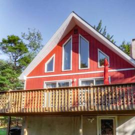 Beautiful Chalet with Hot Tub & Sauna in Poconos, hotelli kohteessa Long Pond