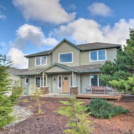 Spacious Bandon Getaway - 2 Blocks to Ocean!, hotel in Bandon