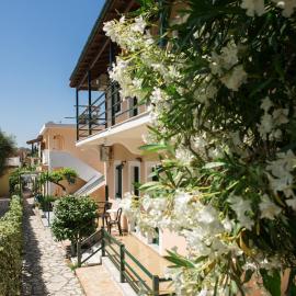 Lora Apartments & Studios with Balcony in Ipsos Corfu, hotel Ípszoszban
